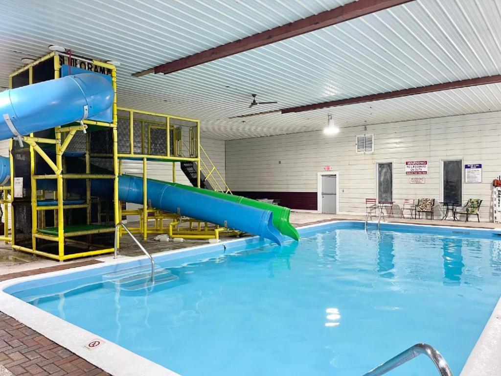 Camp Inn Lodge Au Sable 외부 사진