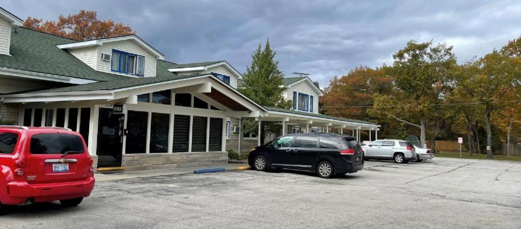 Camp Inn Lodge Au Sable 외부 사진